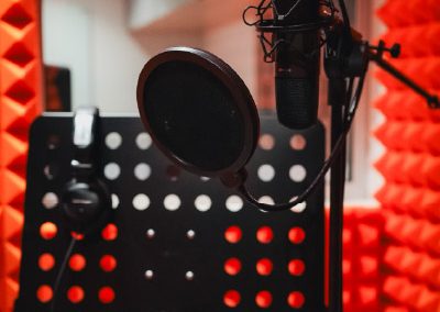 Micrófono profesional en cabina acústica para clases de canto y grabación musical en MVS Music Center en CDMX, Querétaro, Estado de México y Los Cabos