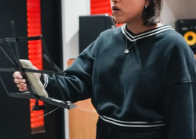 Alumna tomando clase de canto en salón acústico de MVS Music Center en CDMX, Querétaro, Estado de México y Los Cabos