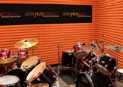 Espacio insonorizado con batería acústica profesional en MVS Music Center, ideal para clases y ensayos en CDMX, Querétaro, Estado de México y Los Cabos
