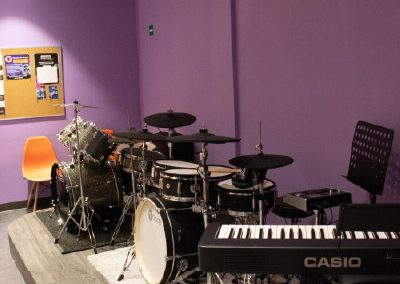 Salón con piano para clases de teclado en MVS Music Center en CDMX, Querétaro, Estado de México y Los Cabos