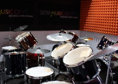Salón de batería con instrumentos acústicos completos y acústica profesional en MVS Music Center en CDMX, Querétaro, Estado de México y Los Cabos