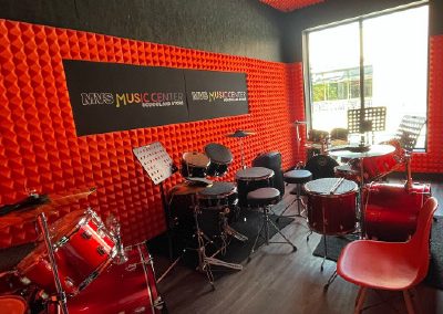 Salón acústico de batería equipado con instrumentos profesionales y tratamiento especializado en MVS Music Center en CDMX, Querétaro, Estado de México y Los Cabos