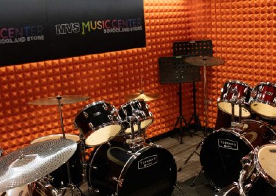 Salón con baterías acústicas montadas y paneles aislantes para clases y ensayos de percusión en MVS Music Center en CDMX, Querétaro, Estado de México y Los Cabos