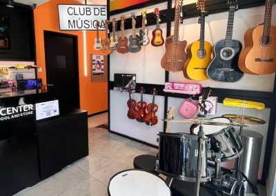 Tienda de MVS Music Center con guitarras, batería acústica y accesorios musicales disponibles para alumnos en CDMX, Querétaro, Estado de México y Los Cabos