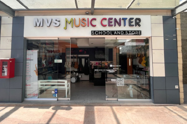 MVS Music Center en Juriquilla con salones acústicos y tienda de instrumentos musicales