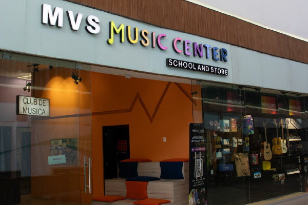 MVS Music Center en Espacio Esmeralda con clases, instrumentos y salones acústicos.