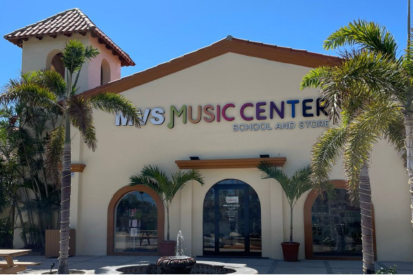 Club de Música MVS Music Center en San José del Cabo con instrumentos disponibles para clases y venta.