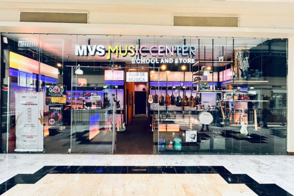 Club de Música MVS Music Center en San José del Cabo con instrumentos disponibles para clases y venta.