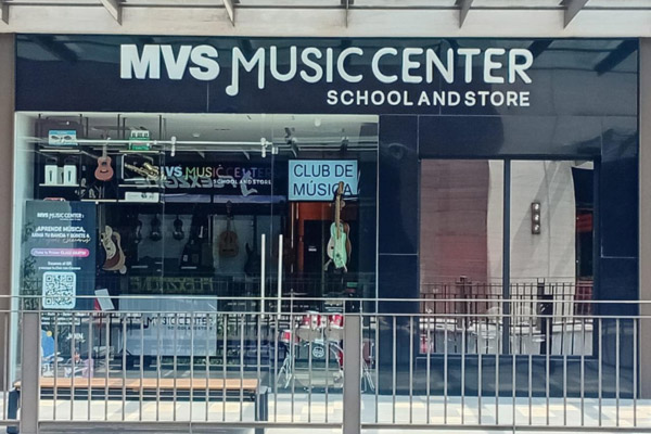 Club de Música MVS Music Center en San José del Cabo con instrumentos disponibles para clases y venta.