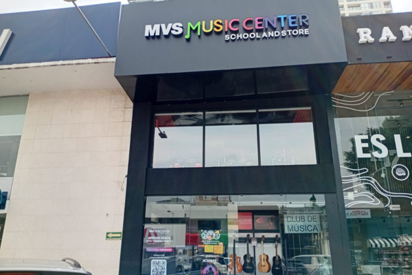 Salón de clases de música en MVS Music Center Pedregal con equipo profesional y acústica especializada.