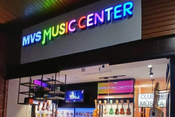 Club de Música MVS Music Center en San José del Cabo con instrumentos disponibles para clases y venta.
