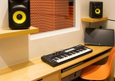 Escritorio con controlador MIDI, laptop y monitores en MVS Music Center en CDMX, Querétaro, Estado de México y Los Cabos